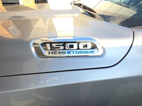 Used 2022 RAM 1500 Big Horn AWD/4WD image 3