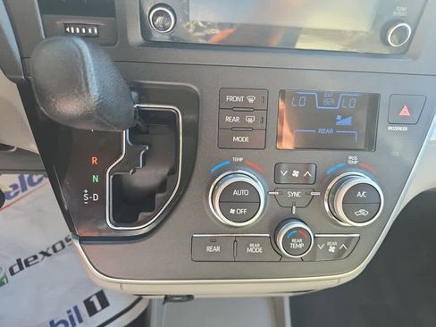 Used 2020 Toyota Sienna L image 21