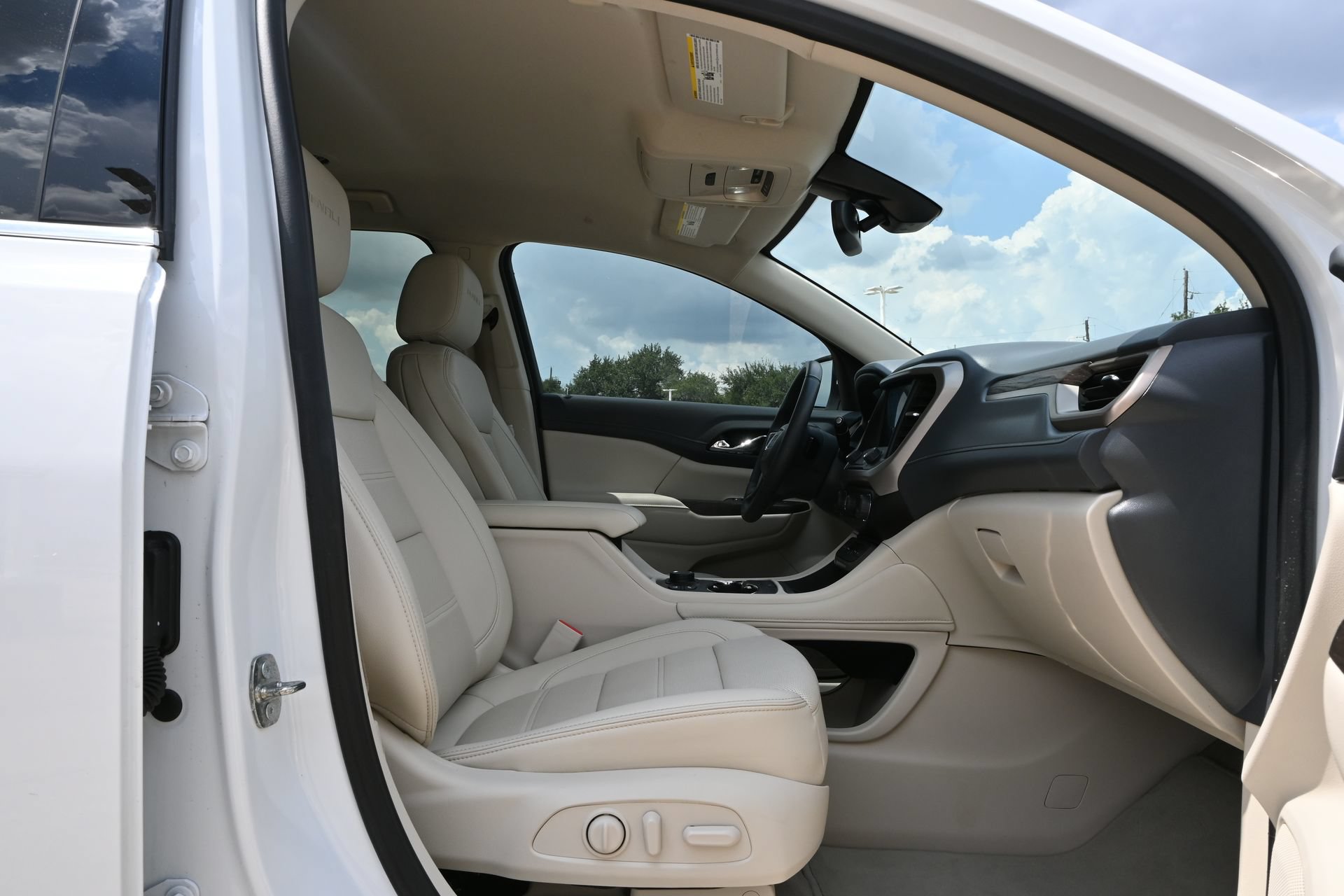 Used 2023 GMC Acadia Denali AWD/4WD image 25