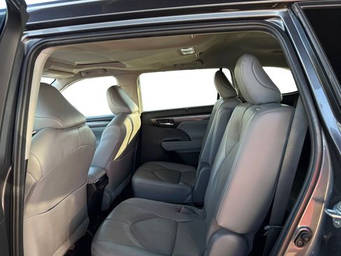 Used 2023 Toyota Highlander Limited image 11