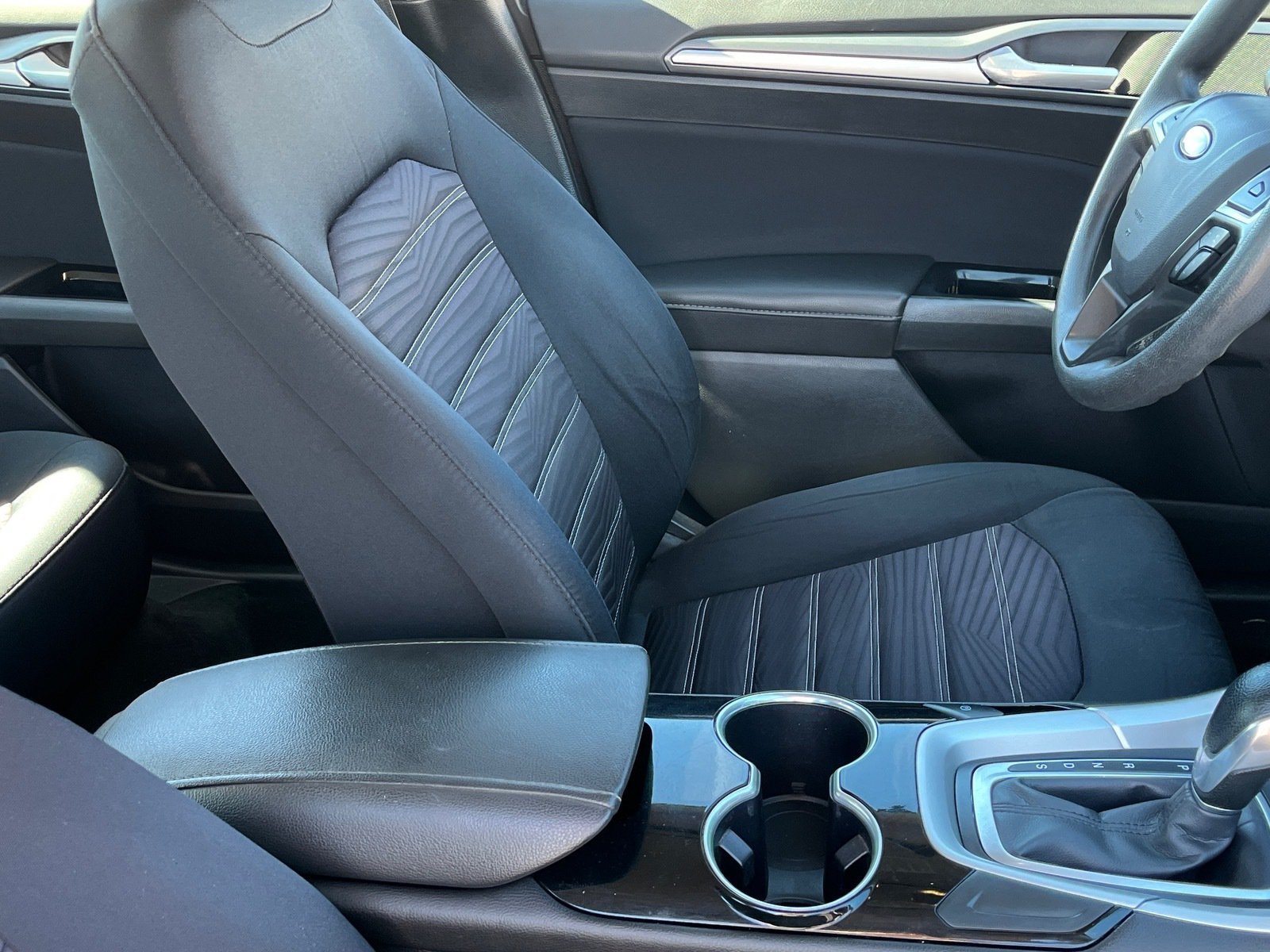 Used 2016 Ford Fusion SE FWD image 10