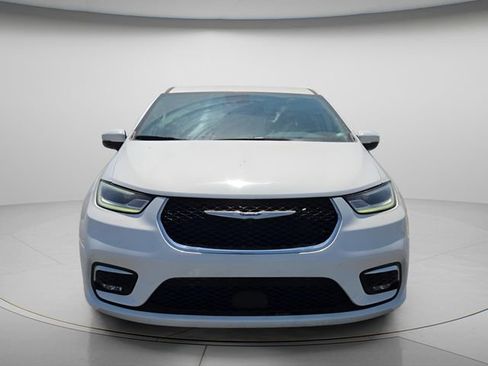 Used 2023 Chrysler Pacifica Touring-L FWD image 4