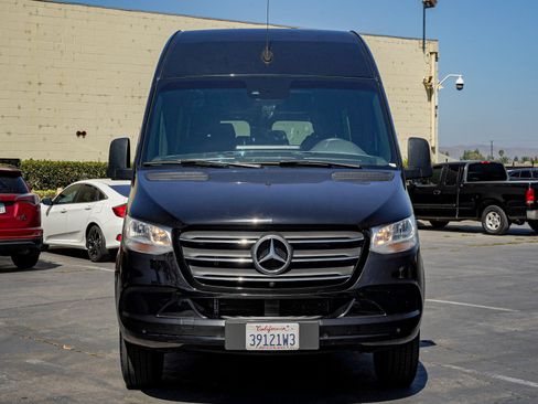 Used 2024 Mercedes-Benz Sprinter 2500 image 2