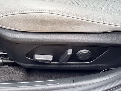 Used 2025 Hyundai Elantra Limited FWD image 16