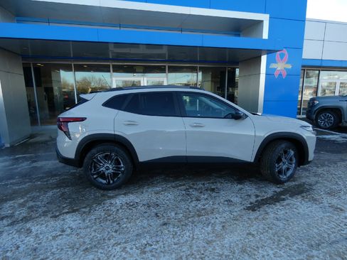 New 2026 Chevrolet Trax ACTIV w/ Sunroof Package FWD image 2