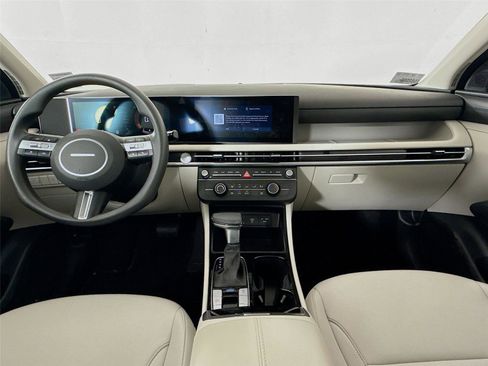 Used 2025 Hyundai Tucson SE FWD image 3