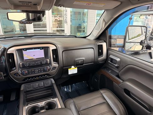 Used 2017 GMC Sierra 2500 Denali w/ Duramax Plus Package AWD/4WD image 32