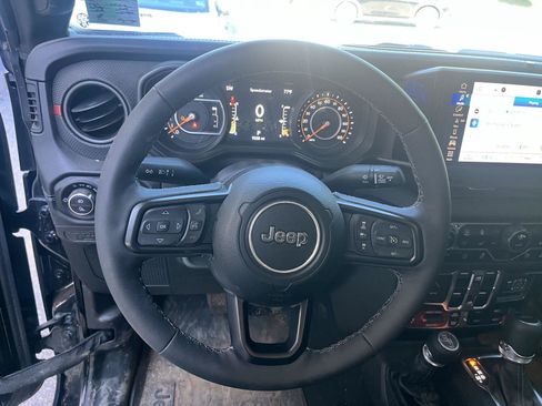 Used 2025 Jeep Gladiator Rubicon w/ Safety Group AWD/4WD image 15