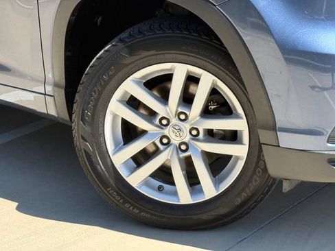 Used 2014 Toyota Highlander LE FWD image 2
