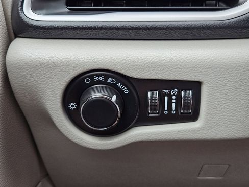 Used 2022 Chrysler Voyager LX FWD image 22