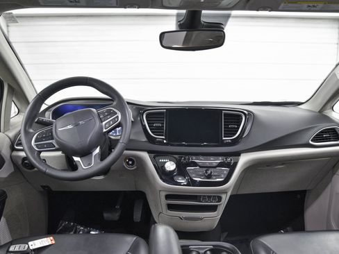 Used 2023 Chrysler Pacifica Touring-L image 23