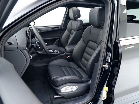 Certified 2026 Porsche Macan Turbo AWD/4WD image 5