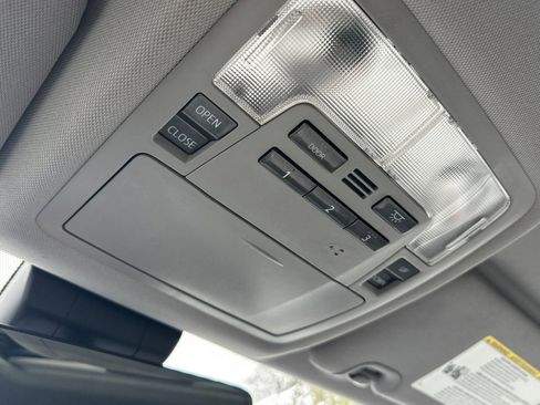 Used 2017 Toyota Highlander Limited image 24