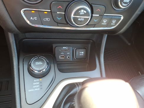 Used 2017 Jeep Cherokee Limited AWD/4WD image 12