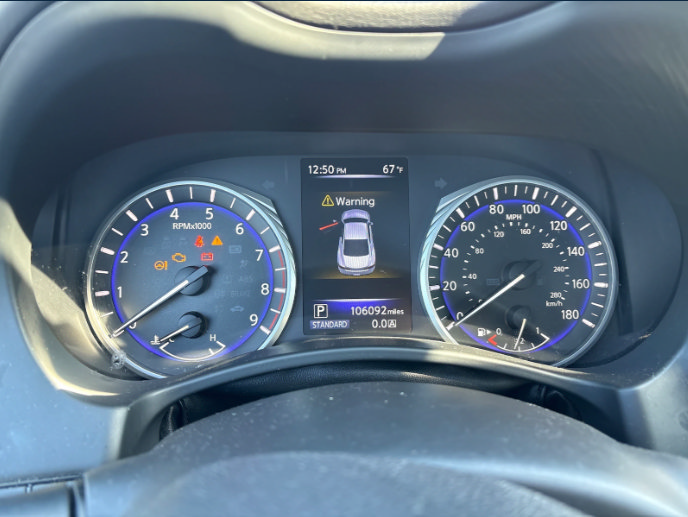 Used 2018 INFINITI Q60 3.0t Luxe RWD image 9