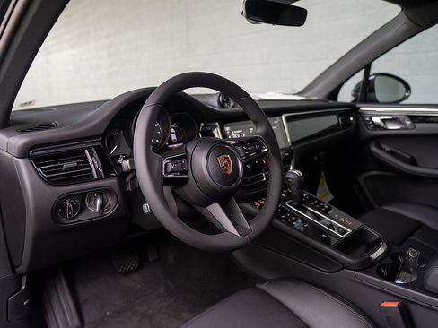Used 2025 Porsche Macan Base image 4