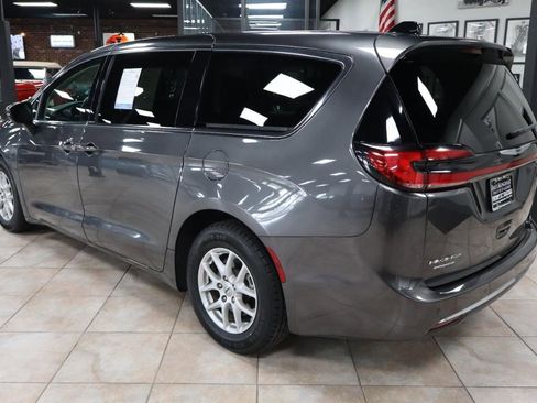Used 2023 Chrysler Pacifica Touring-L FWD image 4