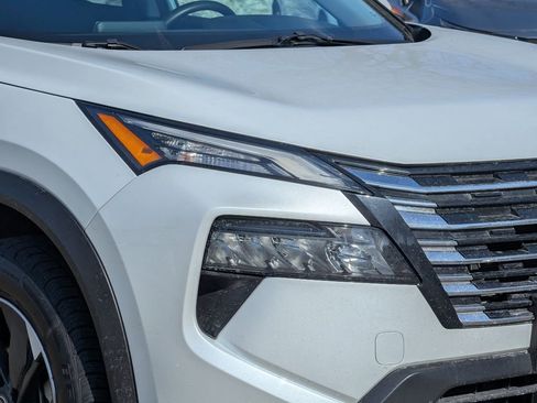 Used 2025 Nissan Rogue SV image 10