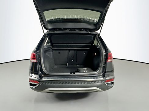 Certified 2022 Volkswagen Taos SE w/ Panoramic Sunroof Package image 24