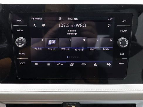 New 2025 Volkswagen Taos SE w/ Panoramic Sunroof Package image 9