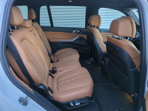 Used 2022 BMW X7 xDrive40i w/ Premium Package image 32