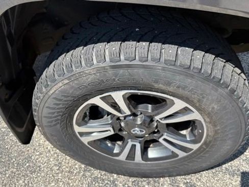 Used 2018 Toyota Tacoma TRD Sport AWD/4WD image 16