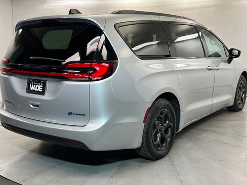 Used 2024 Chrysler Pacifica Premium FWD image 6