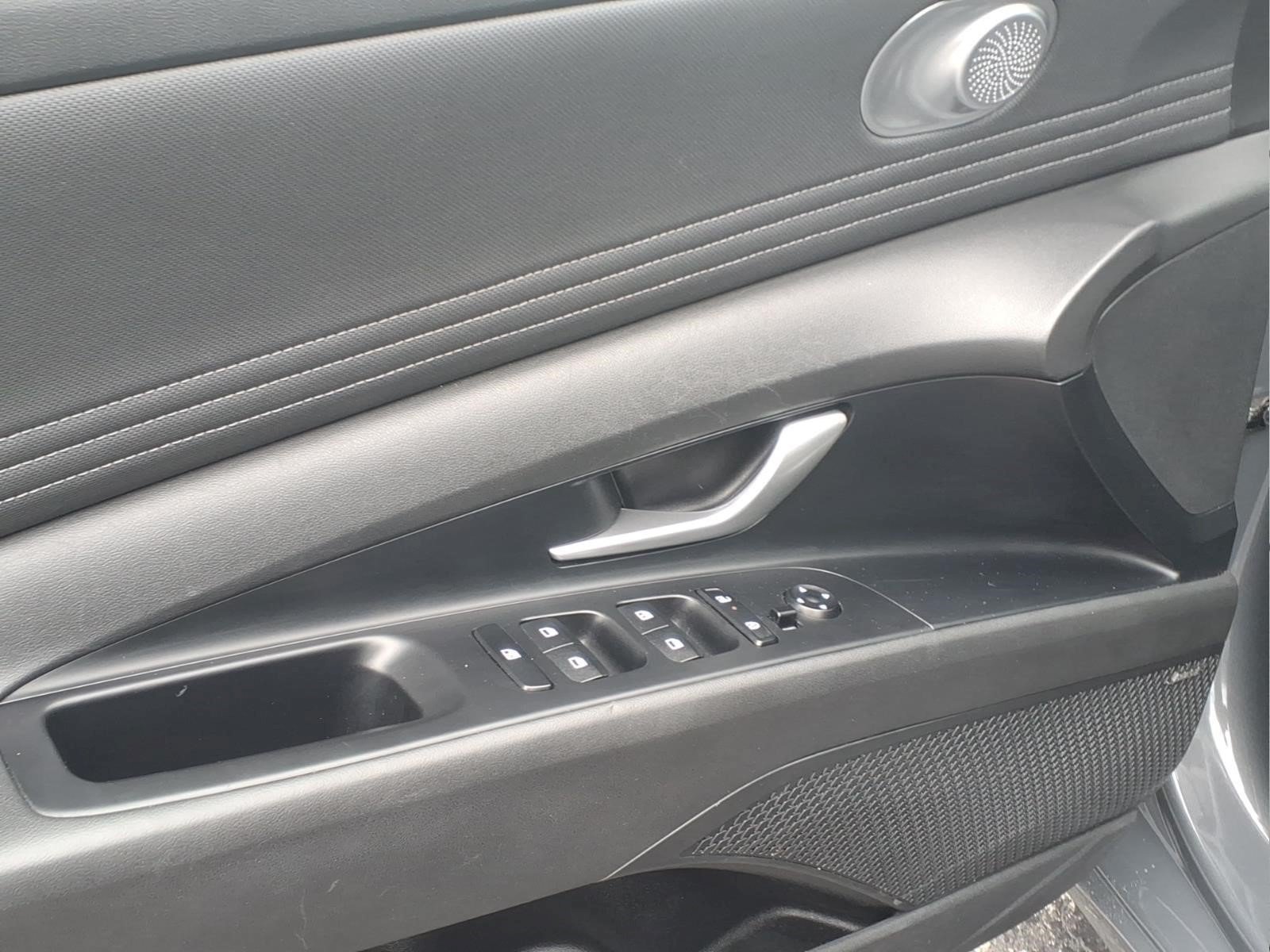 Used 2025 Hyundai Elantra Limited FWD image 9