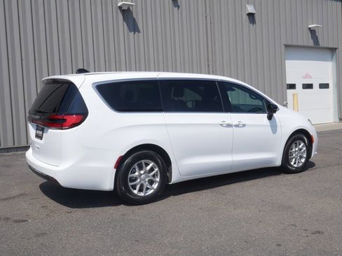 New 2026 Chrysler Pacifica Select image 14