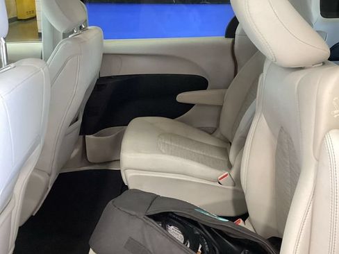 Used 2018 Chrysler Pacifica Touring Plus FWD image 12