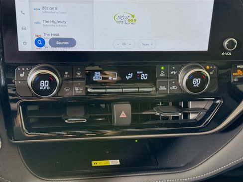 Certified 2023 Toyota Highlander XLE image 17