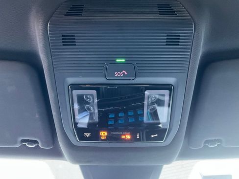 Used 2025 Volkswagen Atlas Cross Sport SE image 17