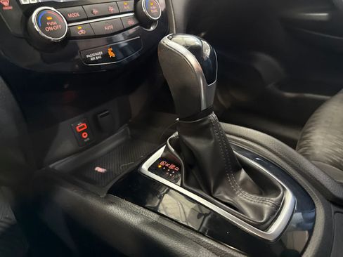 Used 2017 Nissan Rogue SV FWD image 25
