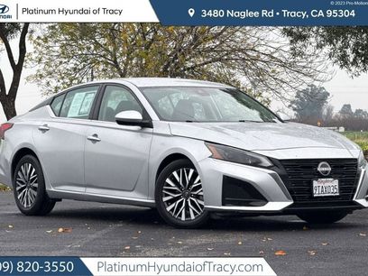 Used 2023 Nissan Altima 2.5 SV