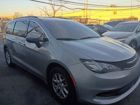 Used 2021 Chrysler Voyager Lxi image 2