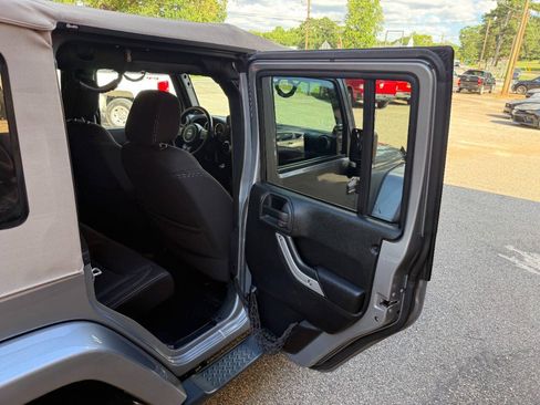 Used 2014 Jeep Wrangler Unlimited Sahara AWD/4WD image 17