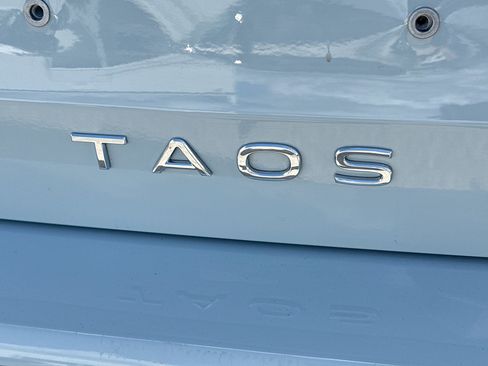 Used 2025 Volkswagen Taos SE AWD/4WD image 11