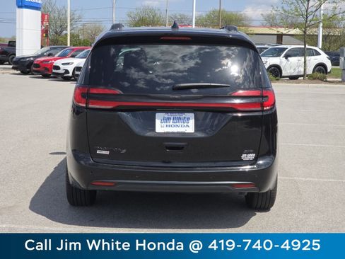 Used 2024 Chrysler Pacifica Touring-L w/ S Appearance Package image 11