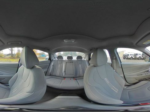 Used 2025 Hyundai Elantra SEL image 41