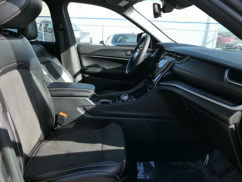 Used 2025 Jeep Grand Cherokee Altitude image 24