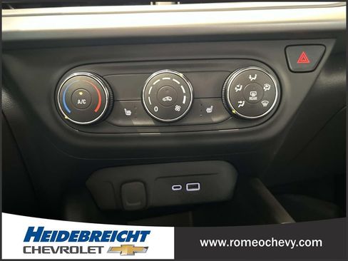 Used 2024 Chevrolet Trax RS w/ Sunroof Package image 23