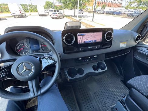 Used 2025 Mercedes-Benz Sprinter 2500 image 5