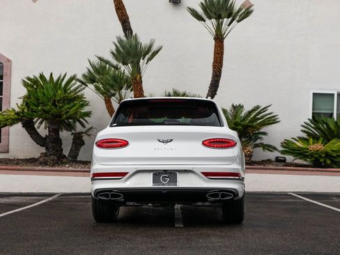 Used 2025 Bentley Bentayga image 35