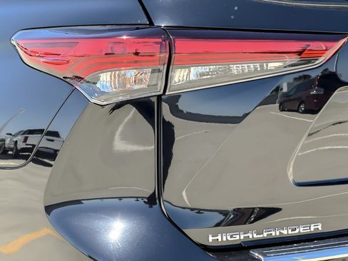 Used 2023 Toyota Highlander Platinum FWD image 27