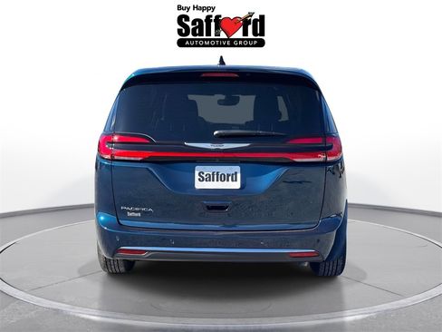 Used 2025 Chrysler Pacifica Select image 6