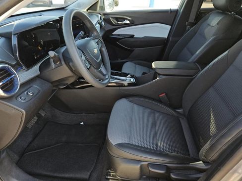 Used 2025 Chevrolet Trax LT image 21