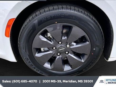 Used 2020 Chrysler Pacifica Touring-L w/ S Appearance Package image 7