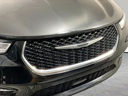 Used 2022 Chrysler Pacifica Touring-L w/ Uconnect Theater Family Group FWD image 32