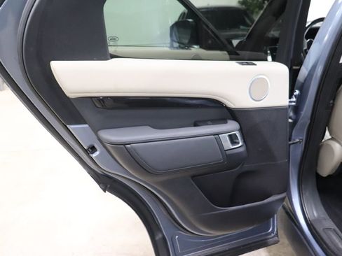 Used 2019 Land Rover Discovery SE image 12