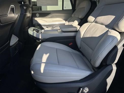 New 2026 Lincoln Navigator L Reserve AWD/4WD image 17